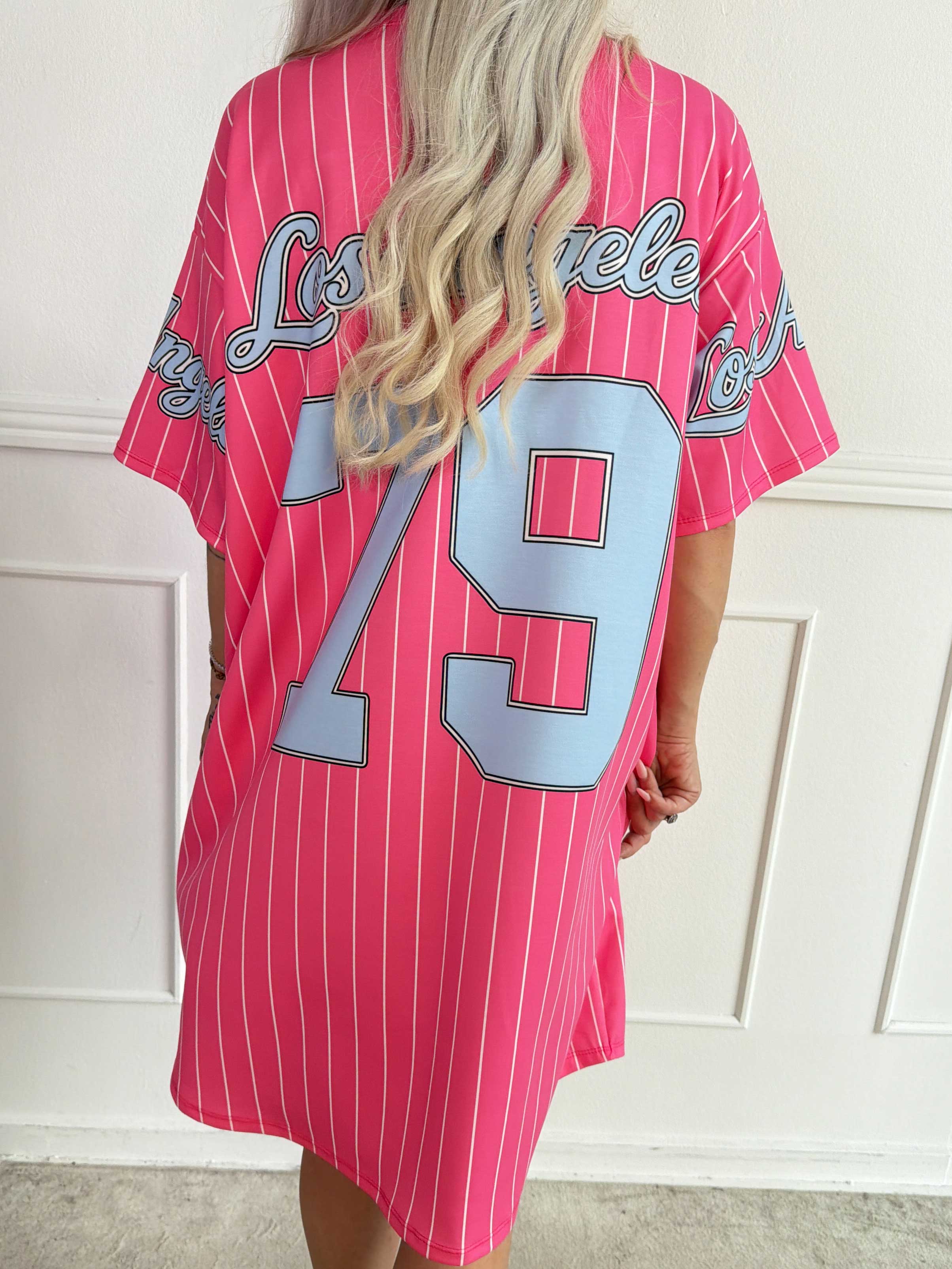 Andrea - T-shirtkjole i blød viskoseblanding med sporty baseball-inspireret design